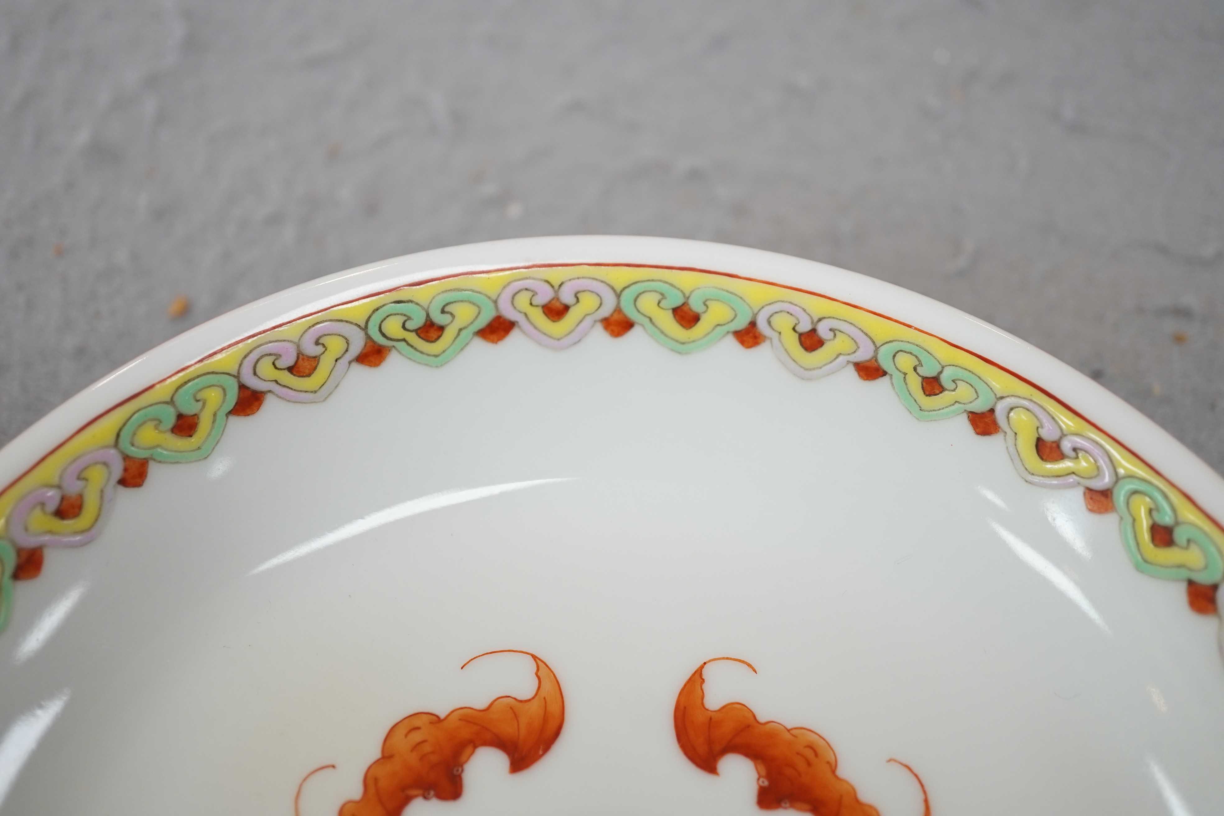 A Chinese coral ground saucer dish, 19th/20th century, 16cm diameter